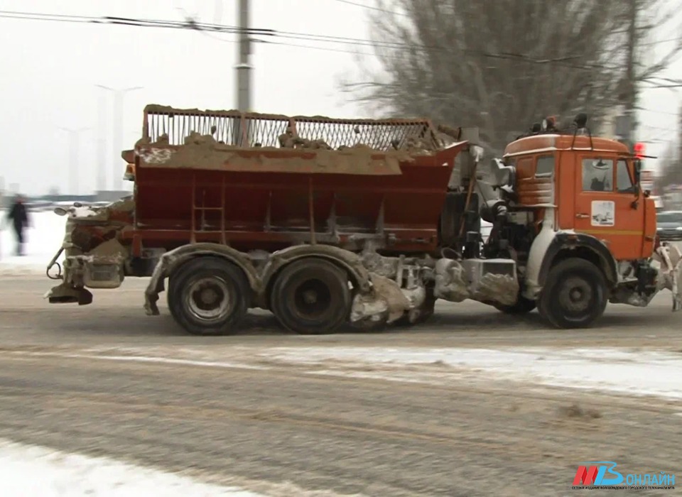 Дорожные службы обработали автомагистрали в Волгограде от первого снега